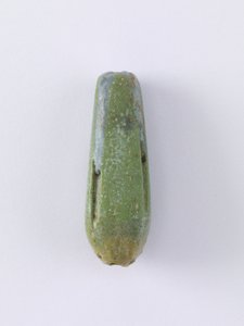 閉じた花の形のビーズペンダント。後期またはおそらくは紀元前、紀元前664〜525年（粘土）